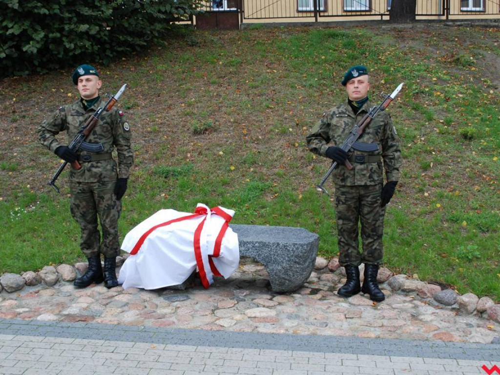 Ławeczka poświęcona Stefanowi Korbońskiemu odsłonięta w Pyzdrach