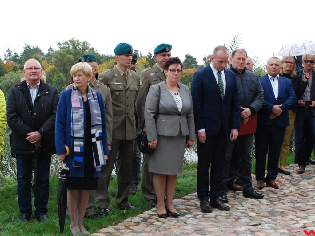 Ławeczka poświęcona Stefanowi Korbońskiemu odsłonięta w Pyzdrach