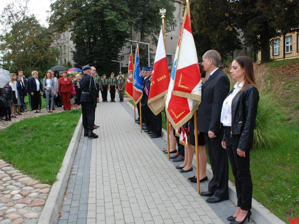 Ławeczka poświęcona Stefanowi Korbońskiemu odsłonięta w Pyzdrach