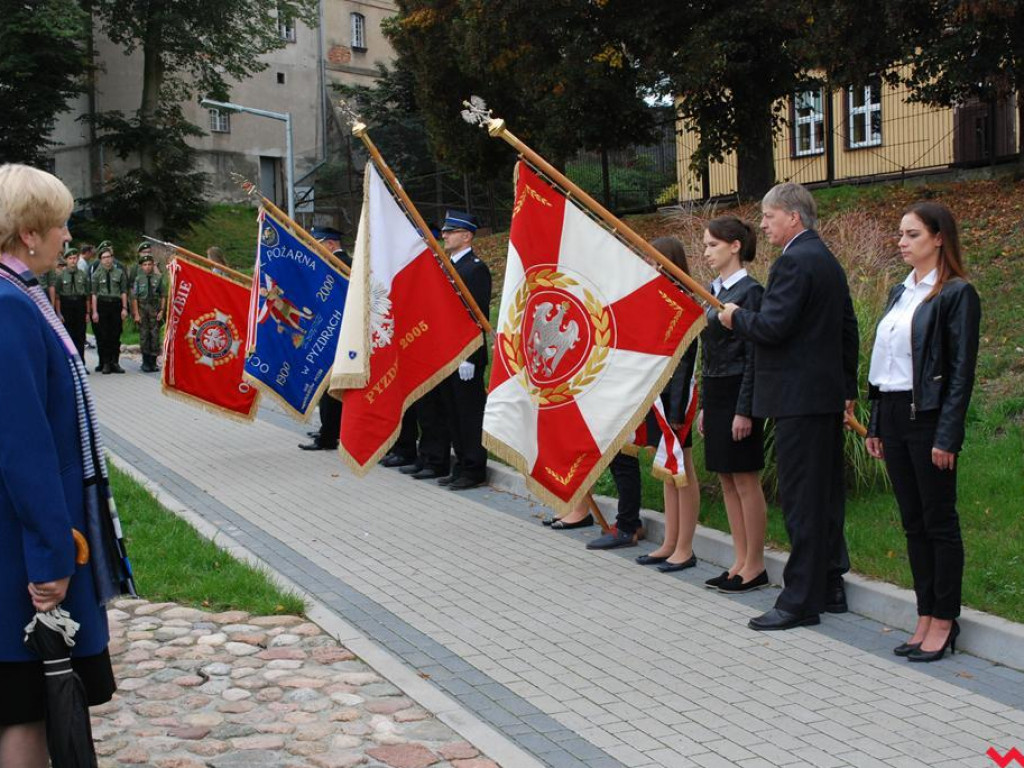 Ławeczka poświęcona Stefanowi Korbońskiemu odsłonięta w Pyzdrach