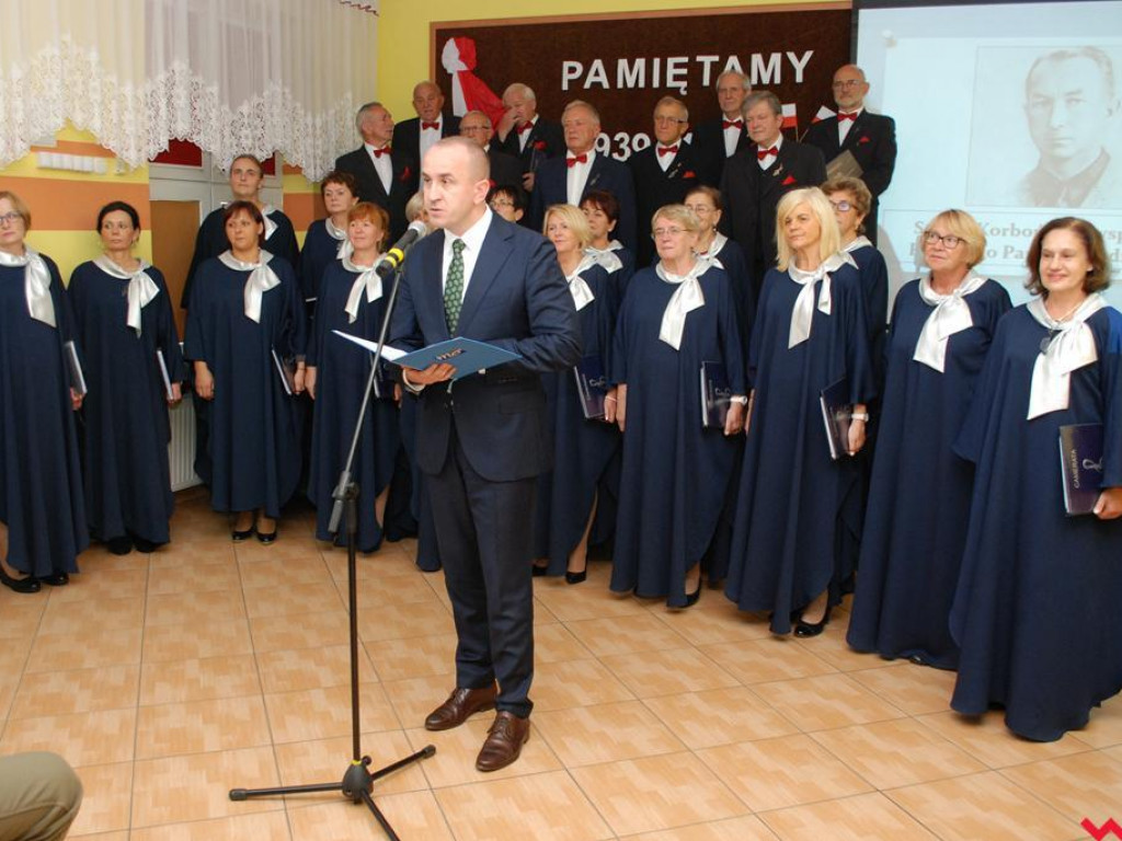 Ławeczka poświęcona Stefanowi Korbońskiemu odsłonięta w Pyzdrach