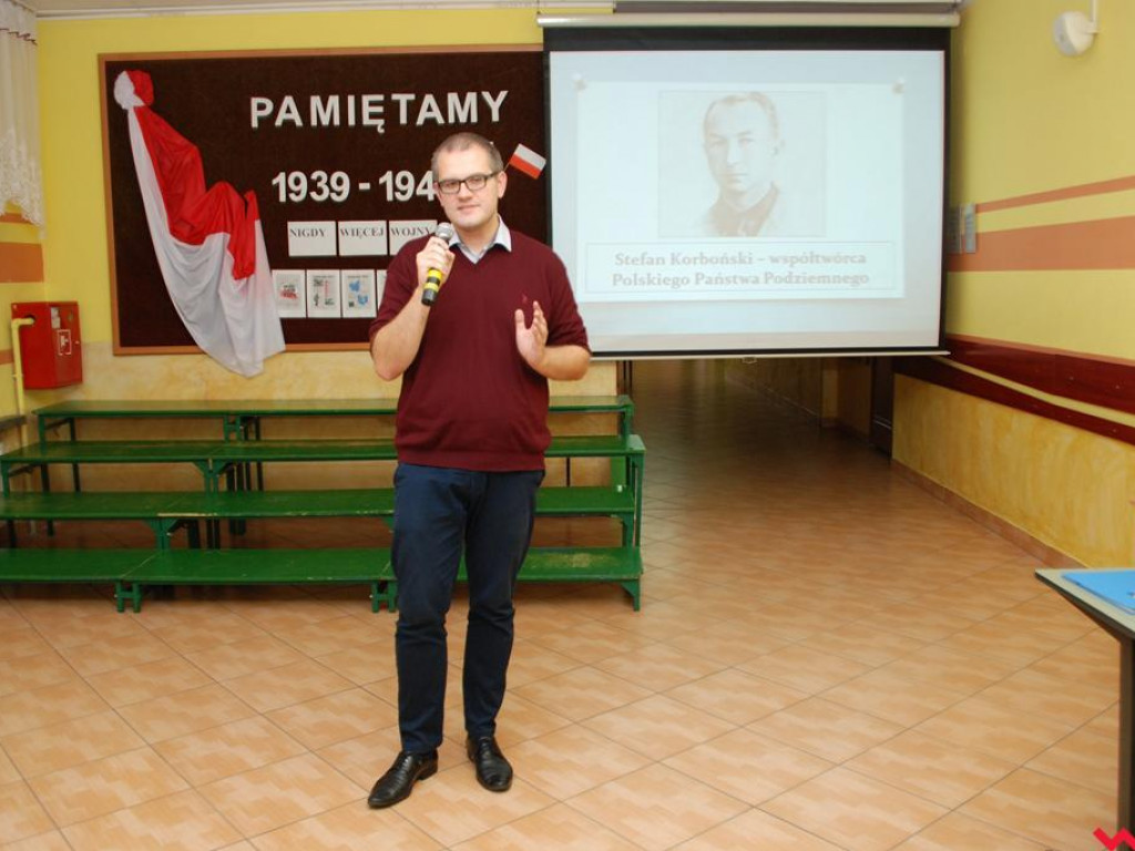 Ławeczka poświęcona Stefanowi Korbońskiemu odsłonięta w Pyzdrach