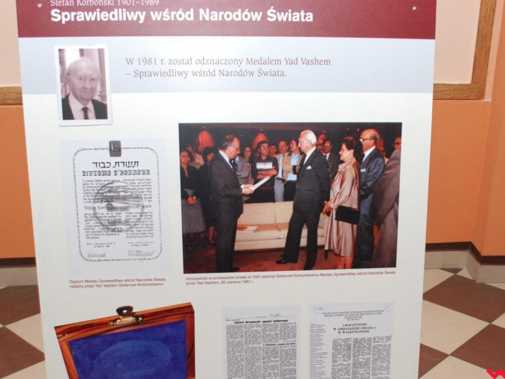 Ławeczka poświęcona Stefanowi Korbońskiemu odsłonięta w Pyzdrach
