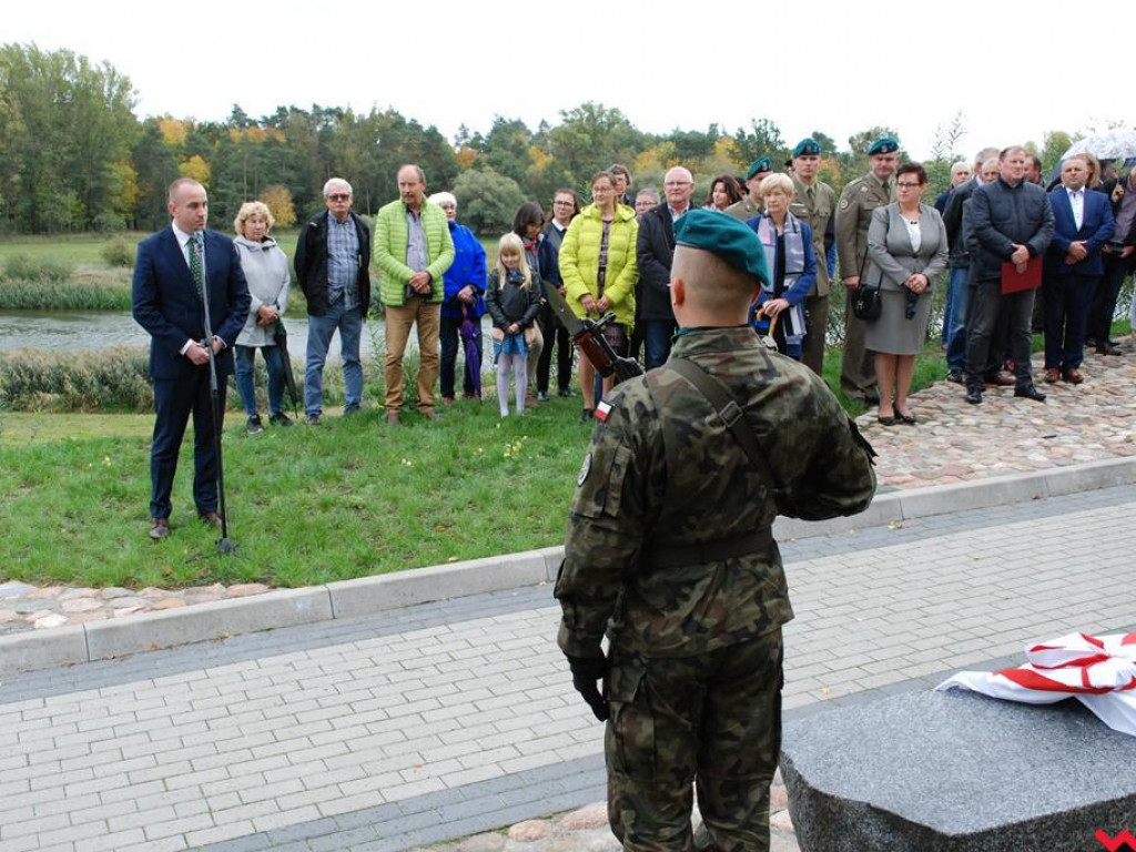 Ławeczka poświęcona Stefanowi Korbońskiemu odsłonięta w Pyzdrach