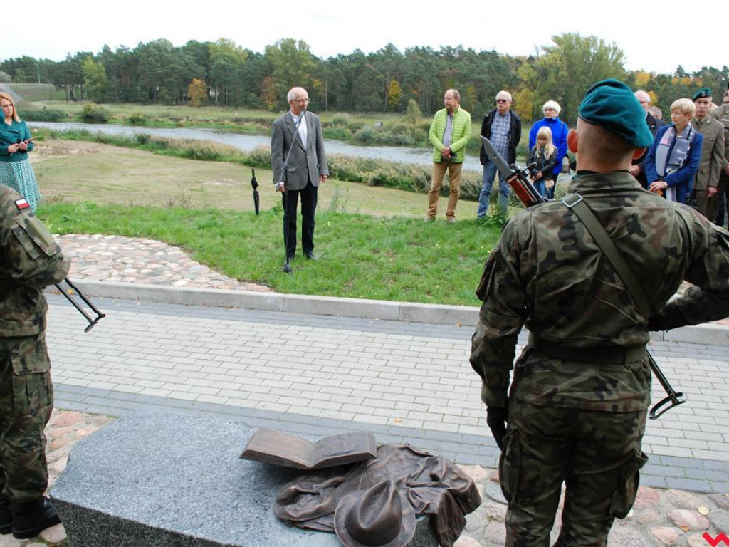 Ławeczka poświęcona Stefanowi Korbońskiemu odsłonięta w Pyzdrach