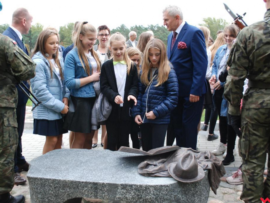 Ławeczka poświęcona Stefanowi Korbońskiemu odsłonięta w Pyzdrach