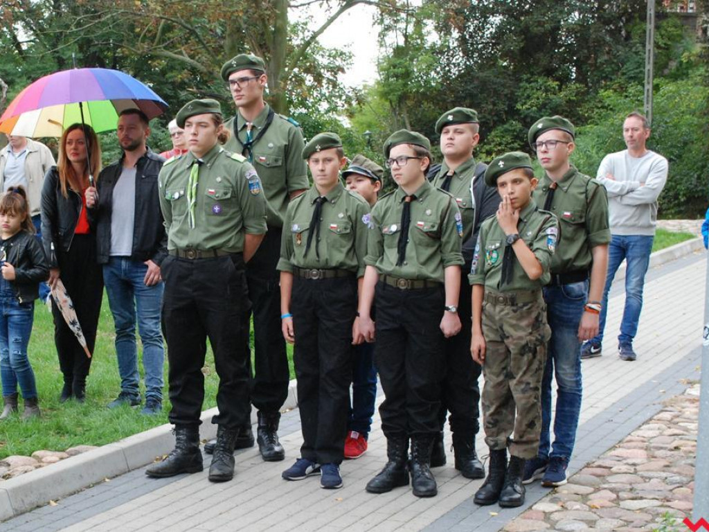 Ławeczka poświęcona Stefanowi Korbońskiemu odsłonięta w Pyzdrach