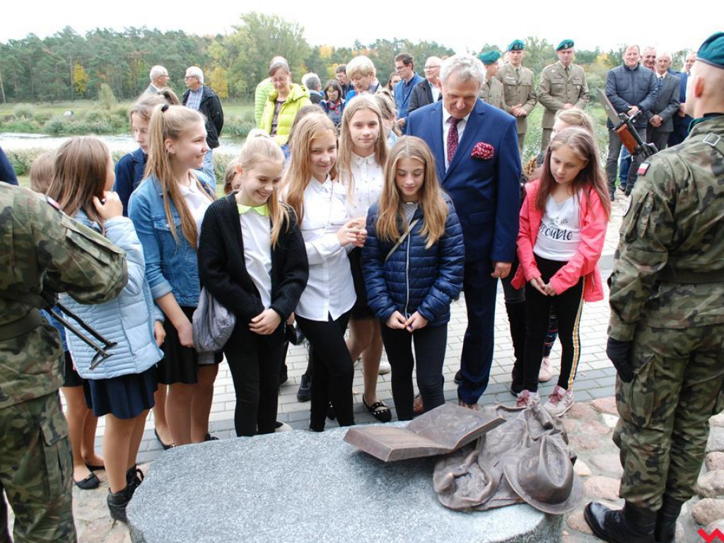 Ławeczka poświęcona Stefanowi Korbońskiemu odsłonięta w Pyzdrach