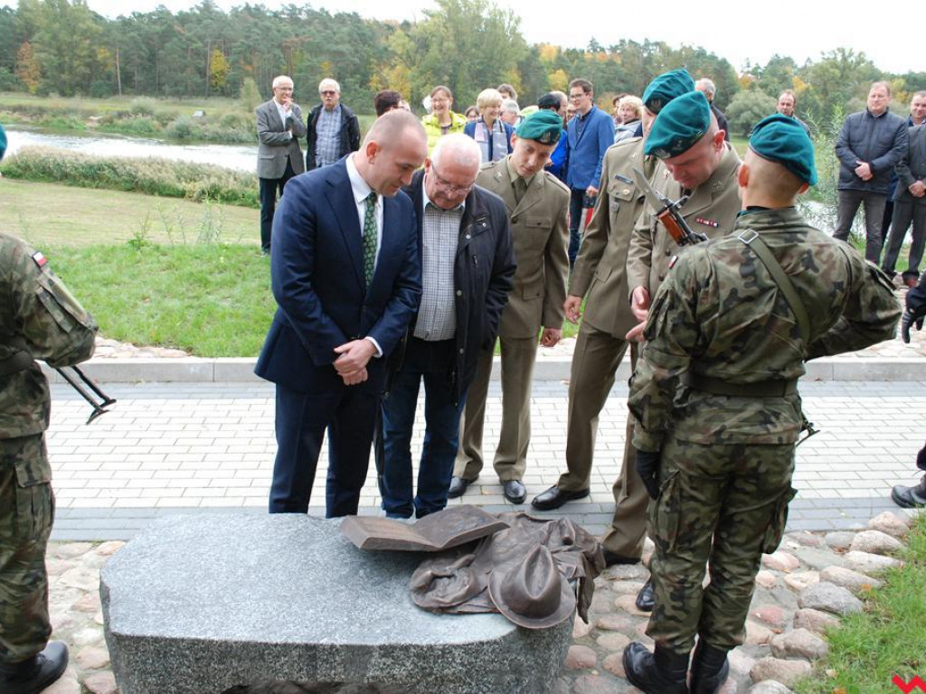 Ławeczka poświęcona Stefanowi Korbońskiemu odsłonięta w Pyzdrach