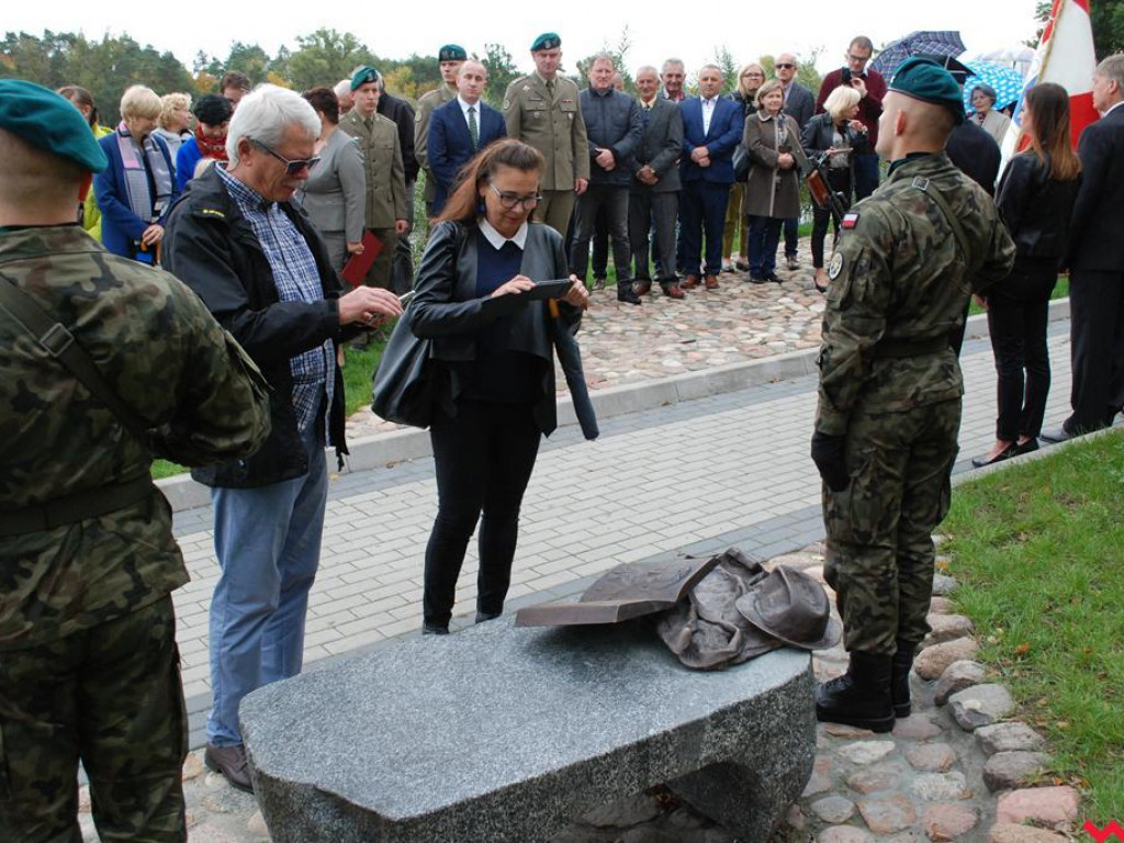 Ławeczka poświęcona Stefanowi Korbońskiemu odsłonięta w Pyzdrach