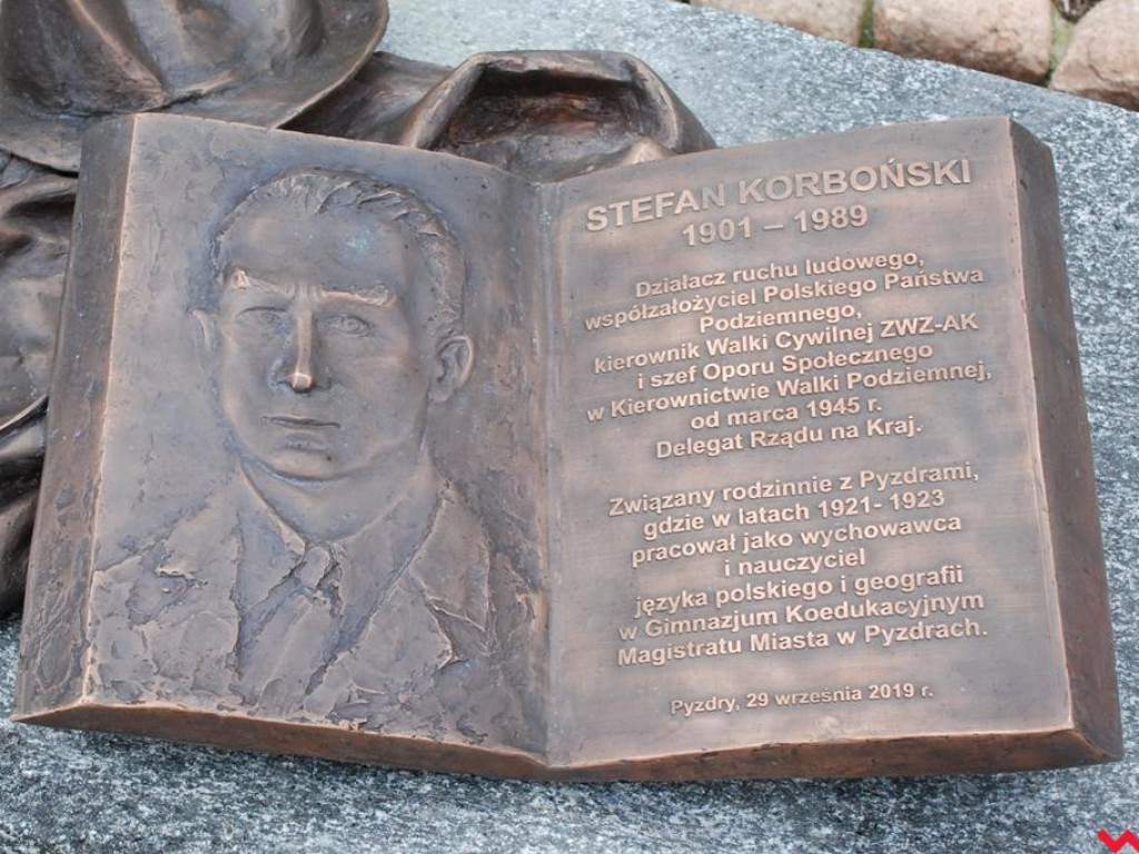 Ławeczka poświęcona Stefanowi Korbońskiemu odsłonięta w Pyzdrach