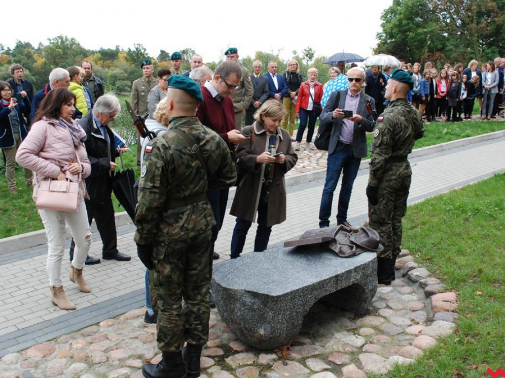 Ławeczka poświęcona Stefanowi Korbońskiemu odsłonięta w Pyzdrach