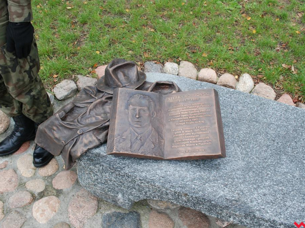 Ławeczka poświęcona Stefanowi Korbońskiemu odsłonięta w Pyzdrach