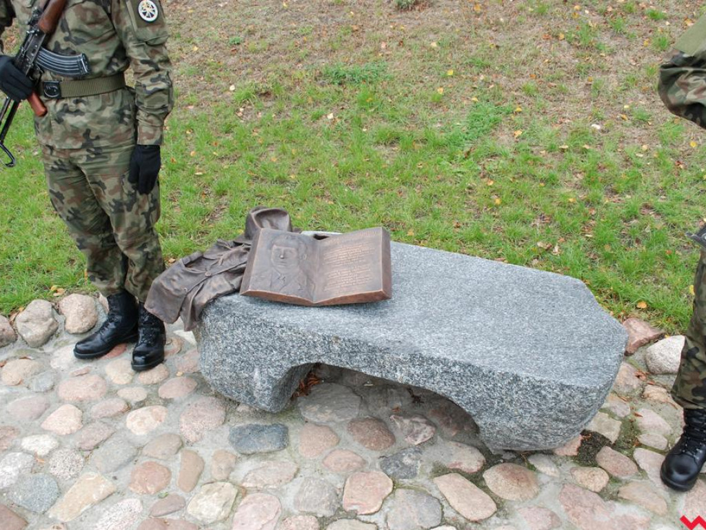 Ławeczka poświęcona Stefanowi Korbońskiemu odsłonięta w Pyzdrach