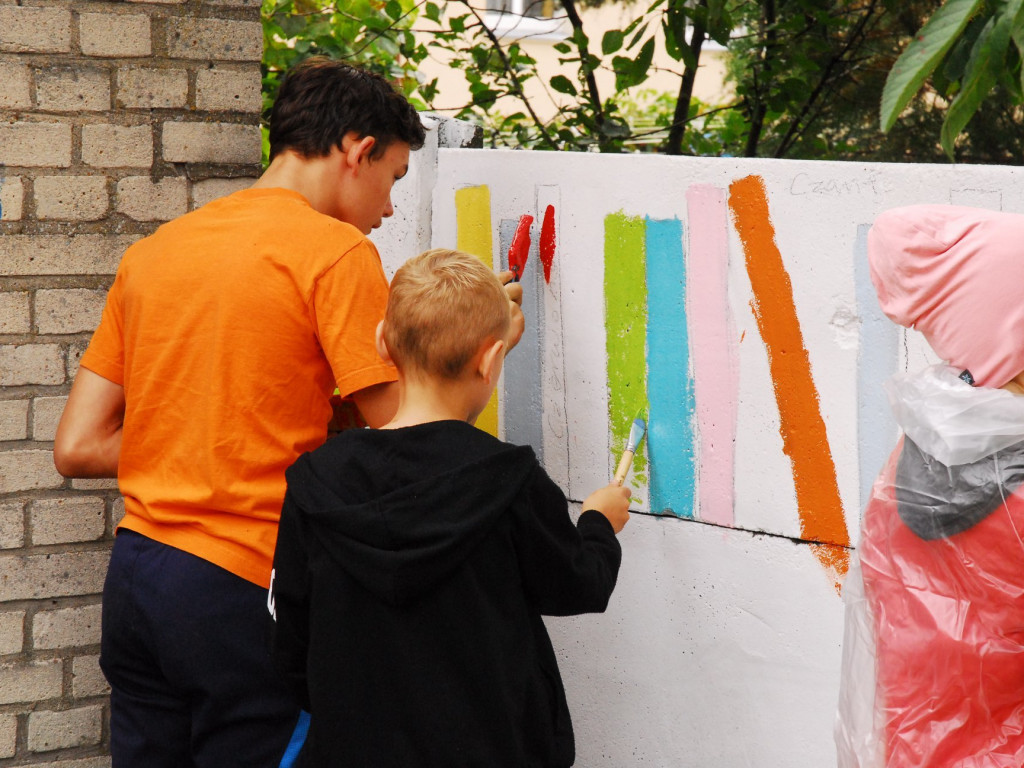 Nowy mural w Kołaczkowie powstał dzięki pracy mieszkańców