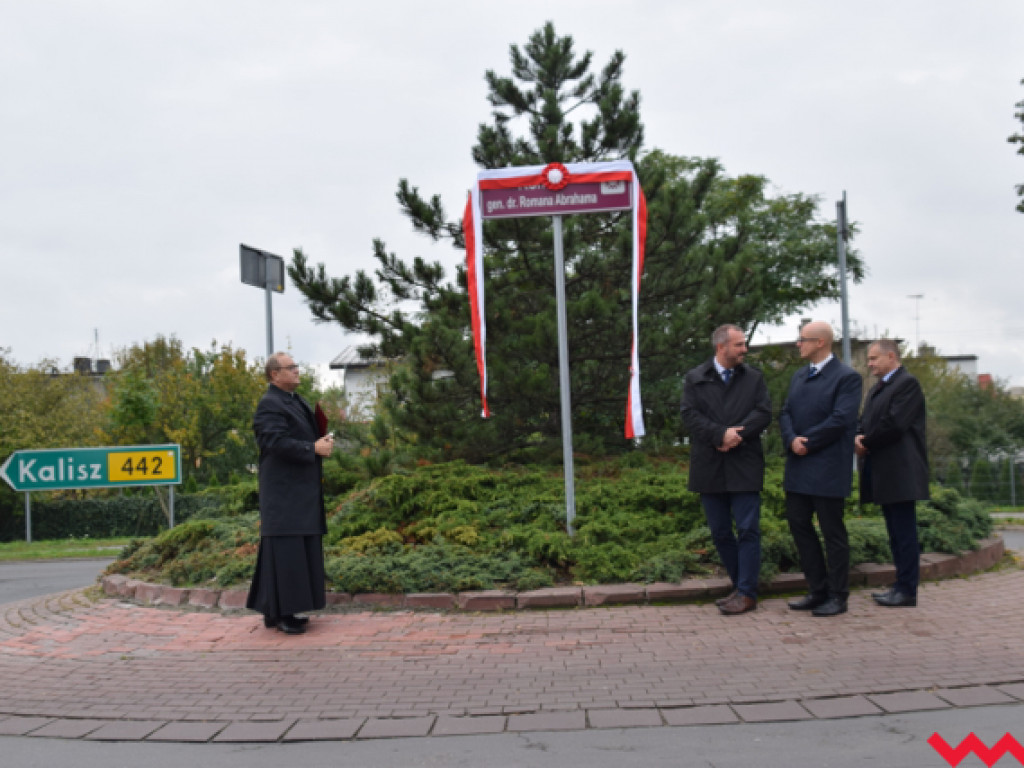 Ku czci generała Romana Abrahama! Ślubowanie uczniów i odsłonięcie tablicy z nową nazwą ronda