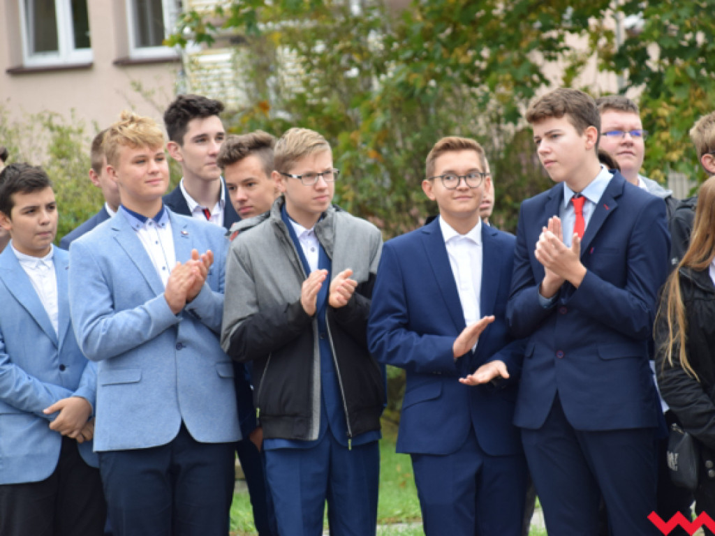 Ku czci generała Romana Abrahama! Ślubowanie uczniów i odsłonięcie tablicy z nową nazwą ronda