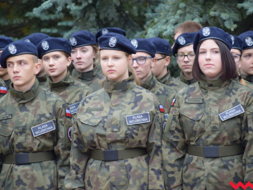 Ku czci generała Romana Abrahama! Ślubowanie uczniów i odsłonięcie tablicy z nową nazwą ronda