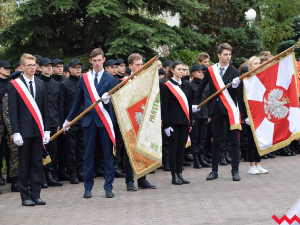 Ku czci generała Romana Abrahama! Ślubowanie uczniów i odsłonięcie tablicy z nową nazwą ronda