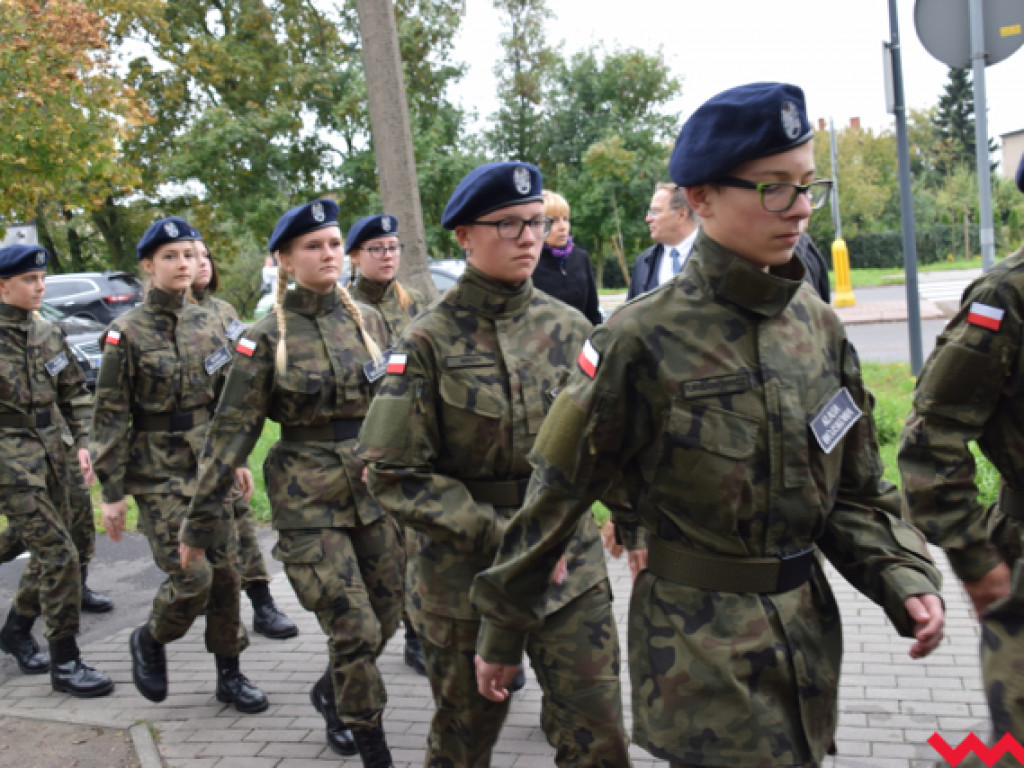 Ku czci generała Romana Abrahama! Ślubowanie uczniów i odsłonięcie tablicy z nową nazwą ronda