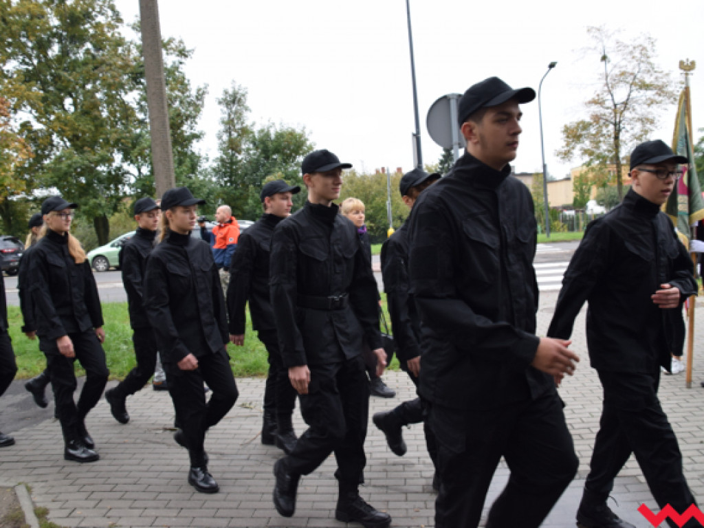 Ku czci generała Romana Abrahama! Ślubowanie uczniów i odsłonięcie tablicy z nową nazwą ronda