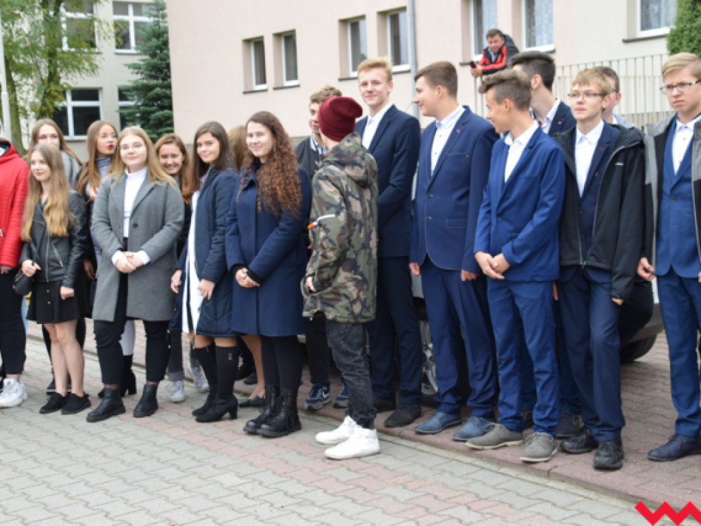 Ku czci generała Romana Abrahama! Ślubowanie uczniów i odsłonięcie tablicy z nową nazwą ronda