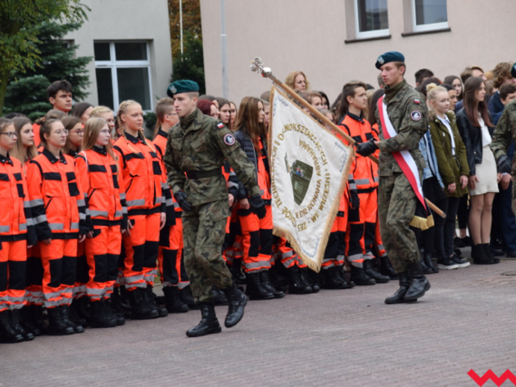 Ku czci generała Romana Abrahama! Ślubowanie uczniów i odsłonięcie tablicy z nową nazwą ronda