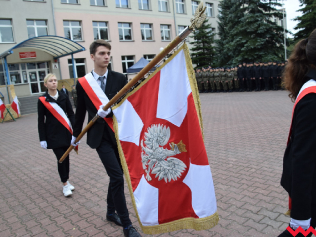 Ku czci generała Romana Abrahama! Ślubowanie uczniów i odsłonięcie tablicy z nową nazwą ronda