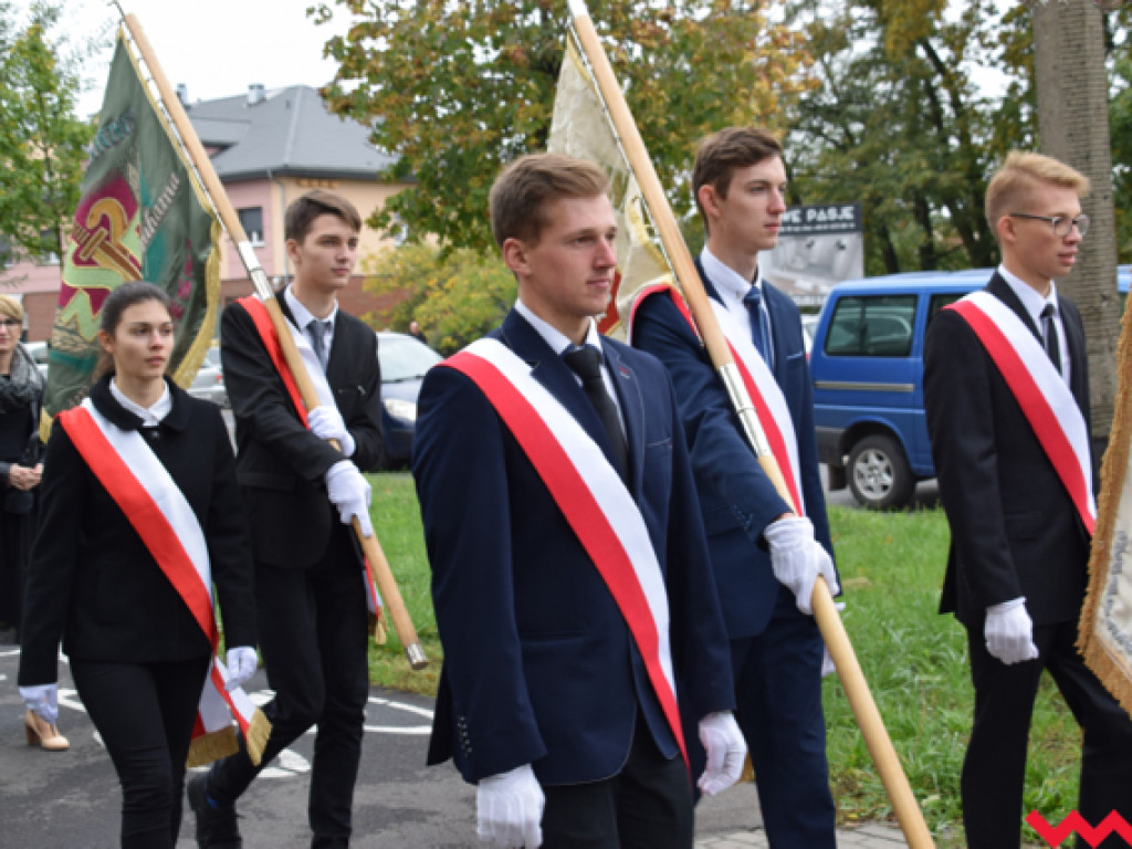 Ku czci generała Romana Abrahama! Ślubowanie uczniów i odsłonięcie tablicy z nową nazwą ronda