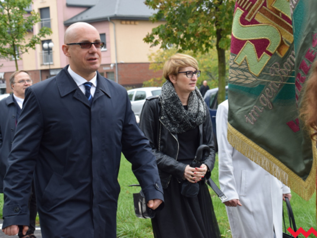 Ku czci generała Romana Abrahama! Ślubowanie uczniów i odsłonięcie tablicy z nową nazwą ronda