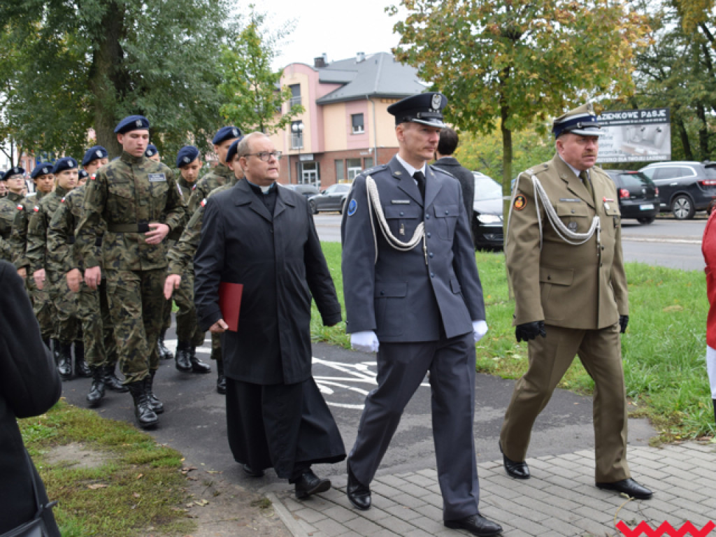Ku czci generała Romana Abrahama! Ślubowanie uczniów i odsłonięcie tablicy z nową nazwą ronda