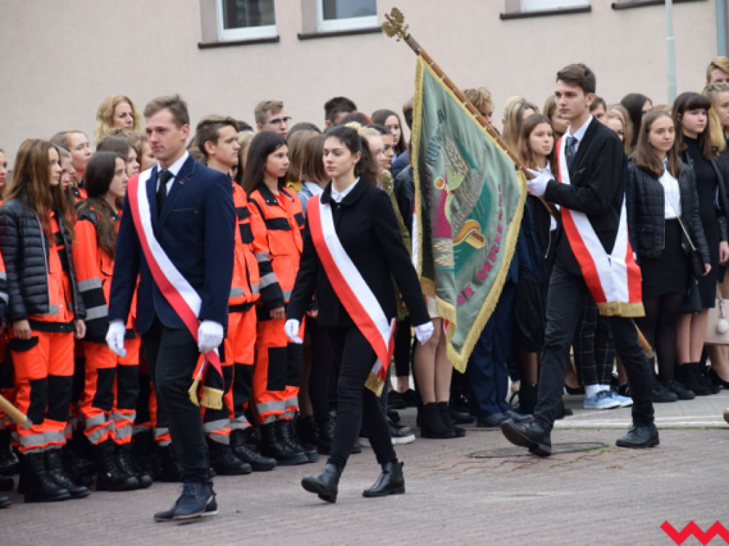 Ku czci generała Romana Abrahama! Ślubowanie uczniów i odsłonięcie tablicy z nową nazwą ronda
