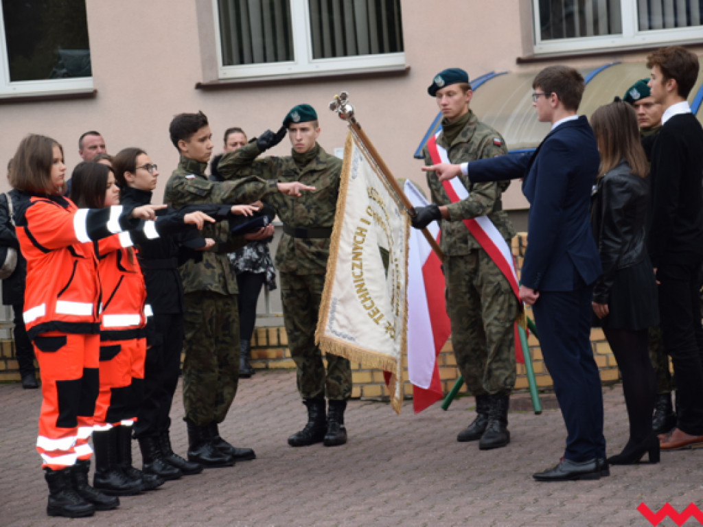 Ku czci generała Romana Abrahama! Ślubowanie uczniów i odsłonięcie tablicy z nową nazwą ronda