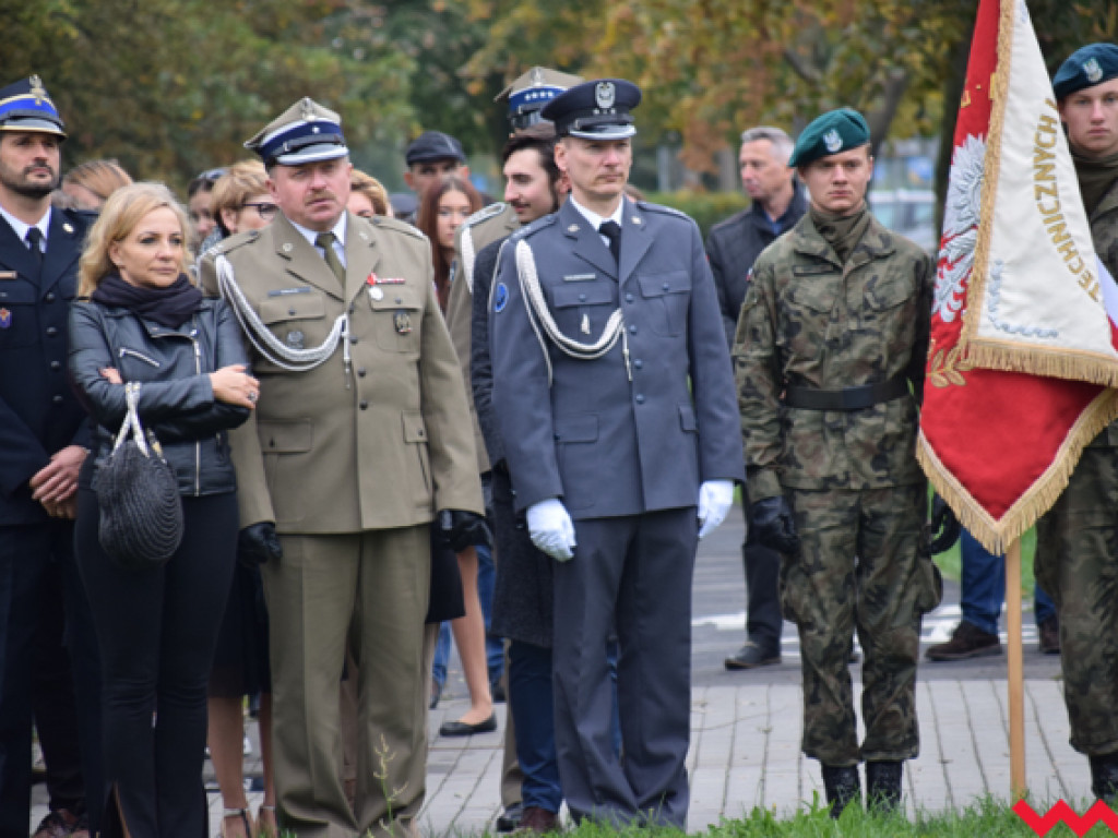 Ku czci generała Romana Abrahama! Ślubowanie uczniów i odsłonięcie tablicy z nową nazwą ronda