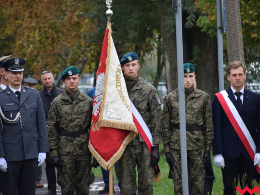 Ku czci generała Romana Abrahama! Ślubowanie uczniów i odsłonięcie tablicy z nową nazwą ronda