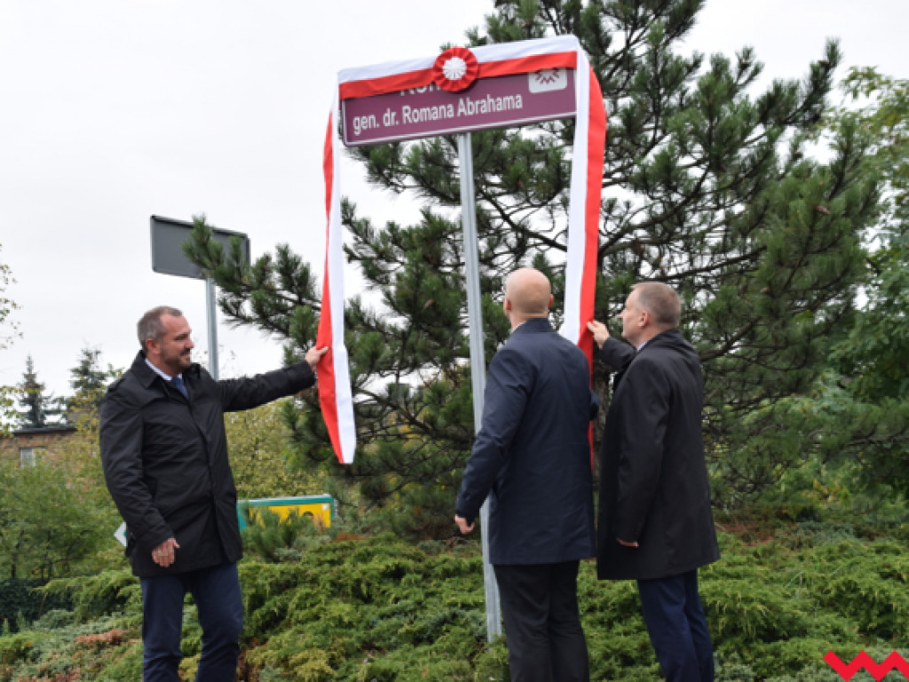 Ku czci generała Romana Abrahama! Ślubowanie uczniów i odsłonięcie tablicy z nową nazwą ronda