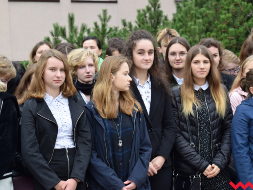 Ku czci generała Romana Abrahama! Ślubowanie uczniów i odsłonięcie tablicy z nową nazwą ronda