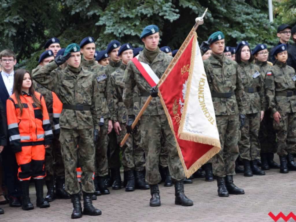 Ku czci generała Romana Abrahama! Ślubowanie uczniów i odsłonięcie tablicy z nową nazwą ronda