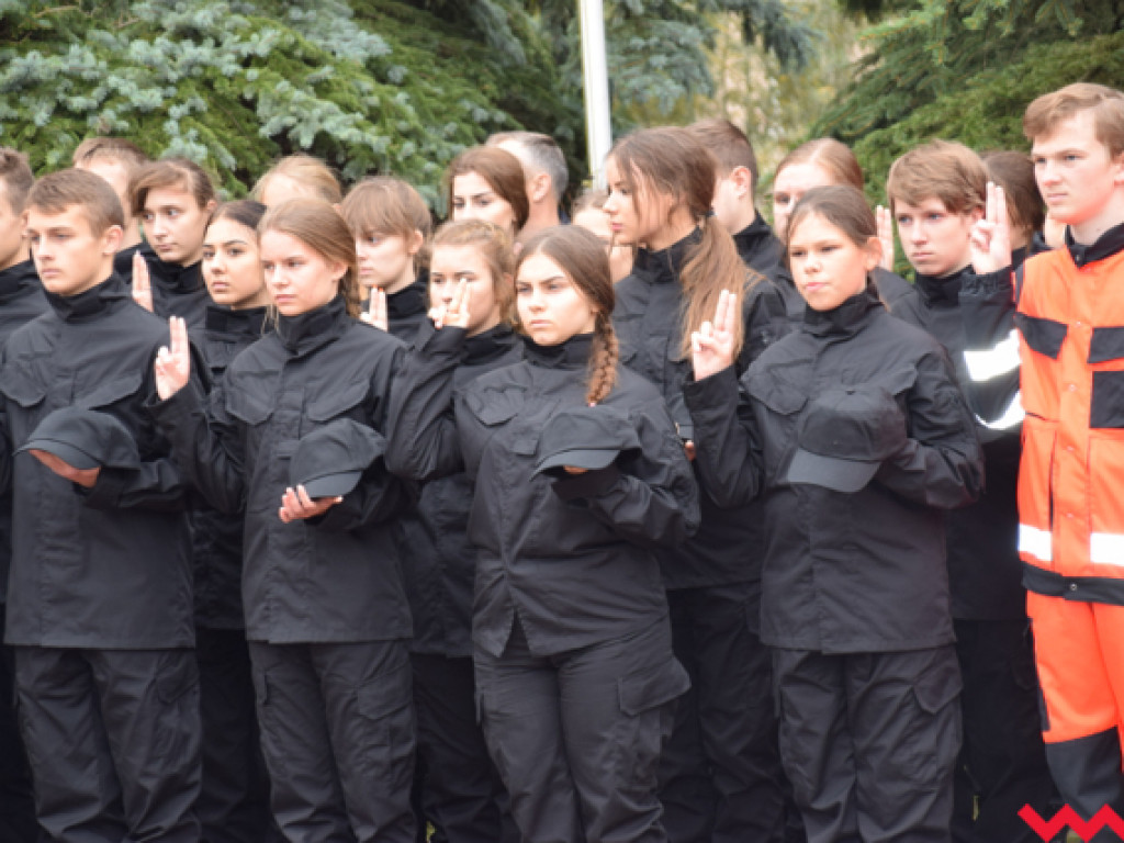 Ku czci generała Romana Abrahama! Ślubowanie uczniów i odsłonięcie tablicy z nową nazwą ronda