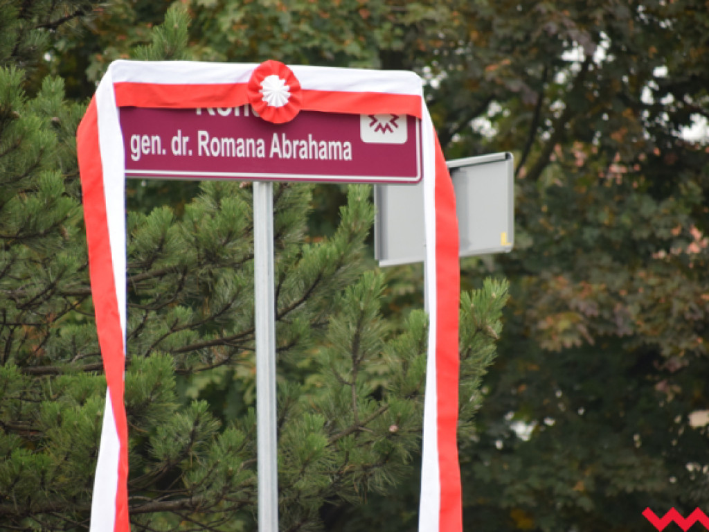 Ku czci generała Romana Abrahama! Ślubowanie uczniów i odsłonięcie tablicy z nową nazwą ronda