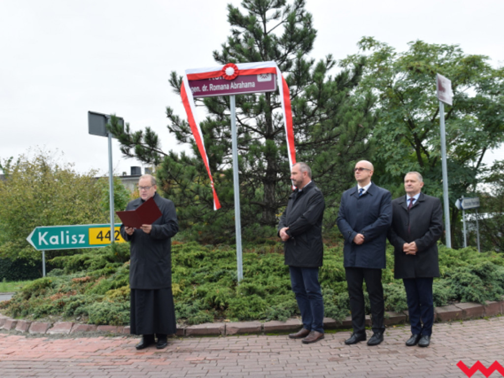 Ku czci generała Romana Abrahama! Ślubowanie uczniów i odsłonięcie tablicy z nową nazwą ronda