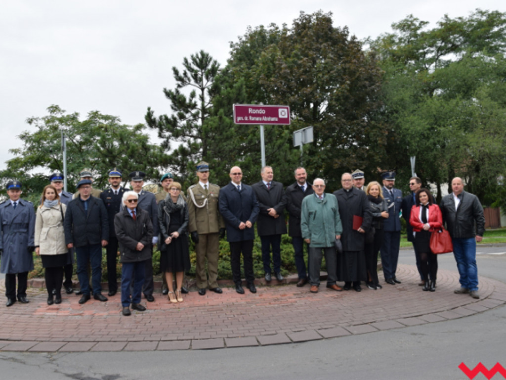 Ku czci generała Romana Abrahama! Ślubowanie uczniów i odsłonięcie tablicy z nową nazwą ronda