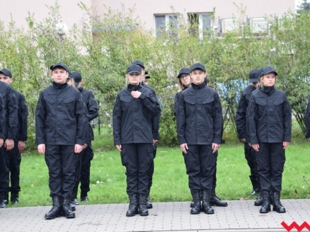 Ku czci generała Romana Abrahama! Ślubowanie uczniów i odsłonięcie tablicy z nową nazwą ronda