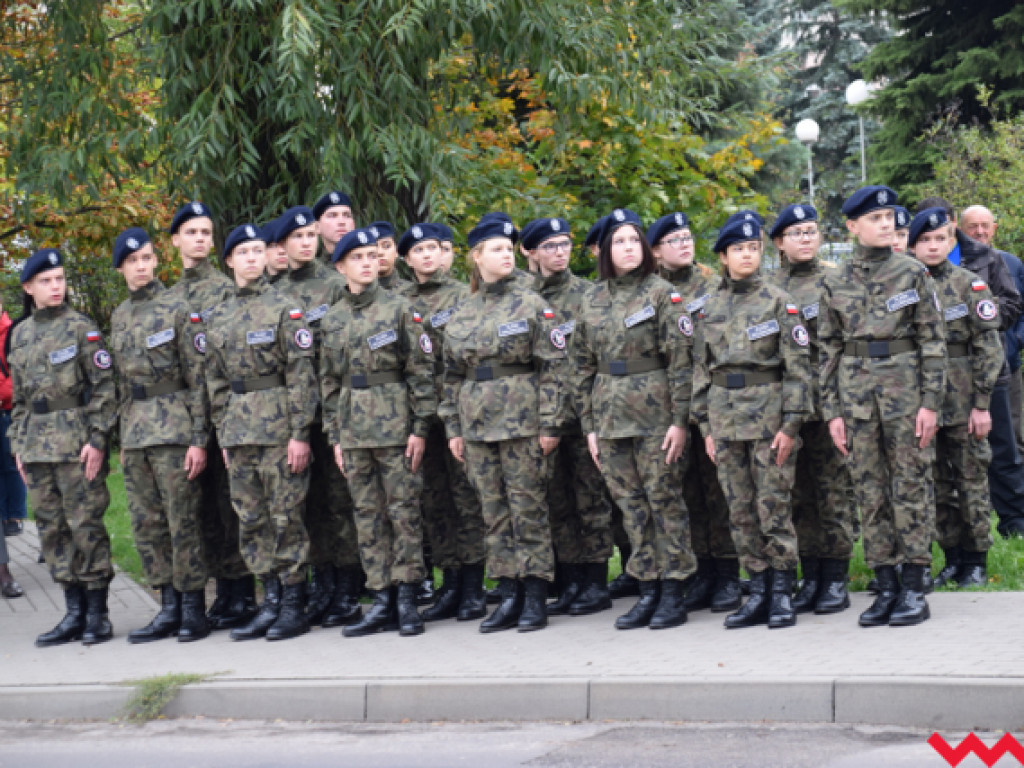 Ku czci generała Romana Abrahama! Ślubowanie uczniów i odsłonięcie tablicy z nową nazwą ronda