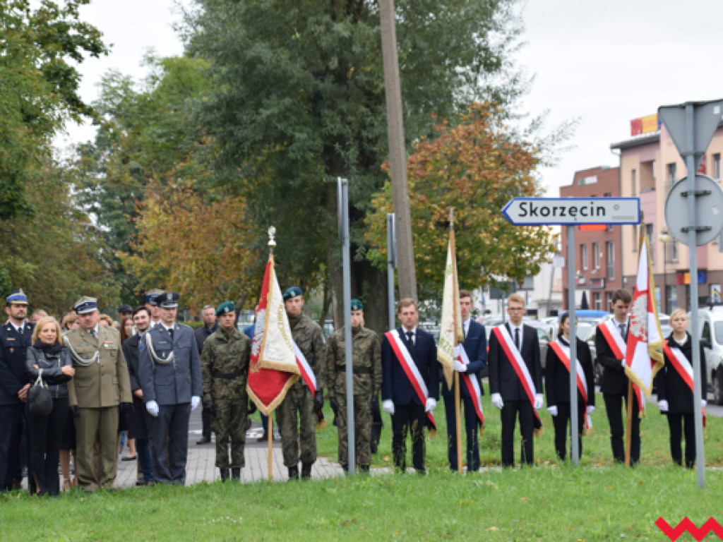 Ku czci generała Romana Abrahama! Ślubowanie uczniów i odsłonięcie tablicy z nową nazwą ronda