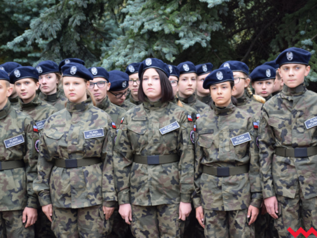 Ku czci generała Romana Abrahama! Ślubowanie uczniów i odsłonięcie tablicy z nową nazwą ronda