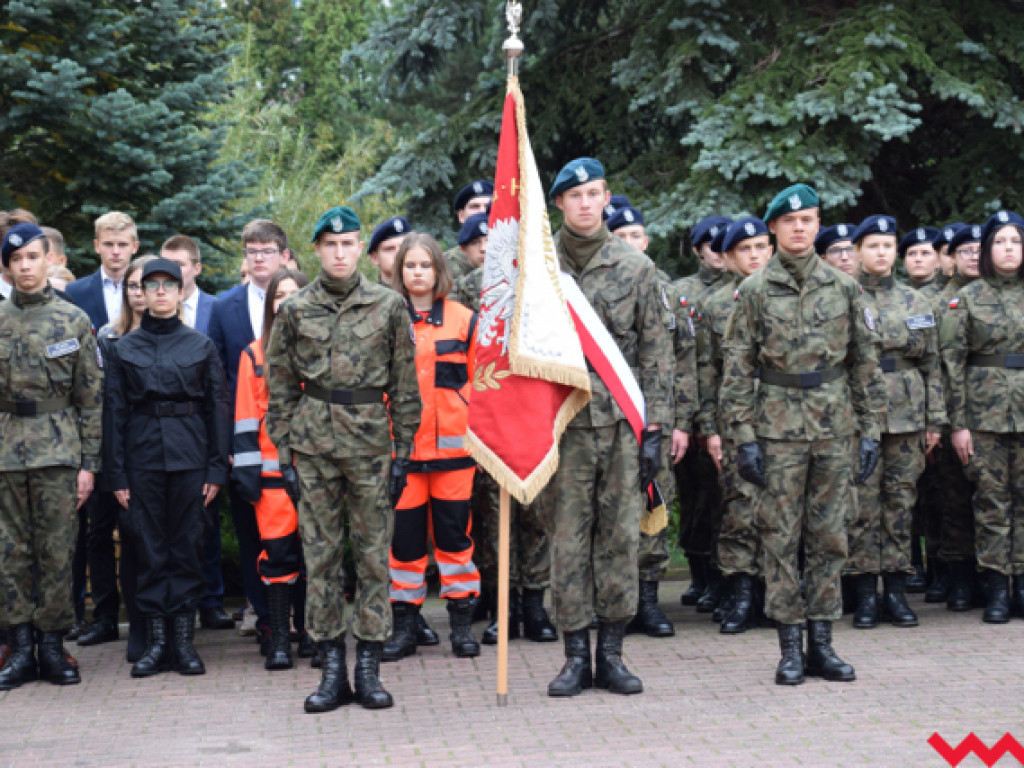 Ku czci generała Romana Abrahama! Ślubowanie uczniów i odsłonięcie tablicy z nową nazwą ronda