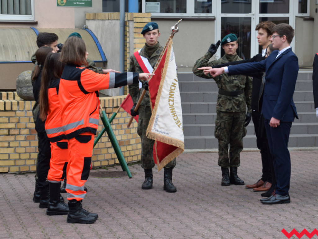 Ku czci generała Romana Abrahama! Ślubowanie uczniów i odsłonięcie tablicy z nową nazwą ronda