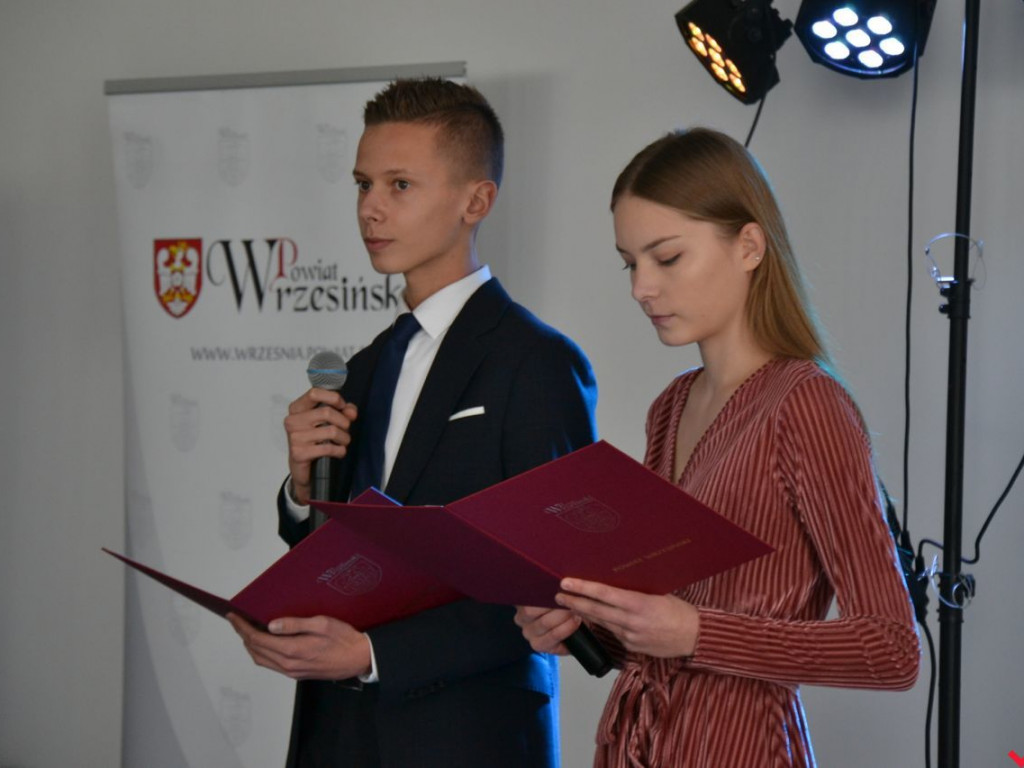 Rzesza docenionych nauczycieli na powiatowym Dniu Edukacji Narodowej