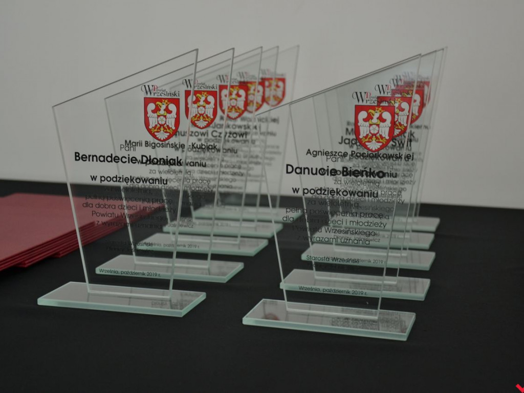 Rzesza docenionych nauczycieli na powiatowym Dniu Edukacji Narodowej